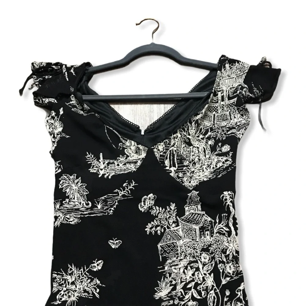 Guess Collection Mural Dress - Picture 2 of 10